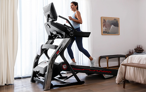 bowflex-56-loopband-vrouw-trainend-in-woonkamer-met-hellingshoek_001.jpg