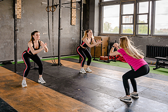 functional-fitness-vrouw-laat-oefeningen-zien-aan-twee-andere-vrouwen.jpg