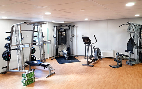 homegym-inrichting-crosstrainer-krachtstations-en-smith-machine.jpg