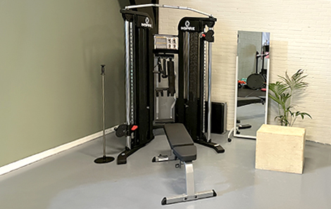 homegym-krachtstation-in-kamer-met-spiegel.jpg