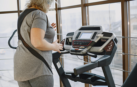 vrouw-op-geavanceerde-loopband-hersteltraining-close-up-console.jpg