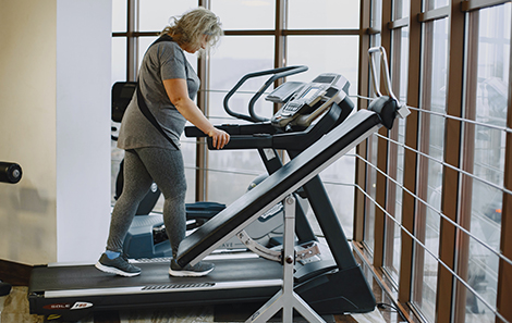 vrouw-op-geavanceerde-loopband-hersteltraining.jpg