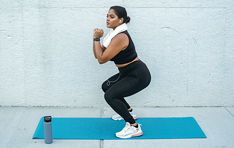 vrouw-thuis-squatten-op-fitnessmat.jpg