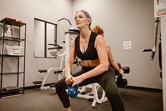 vrouw-trainend-met-kettlebell-in-fitnessruimte.jpg